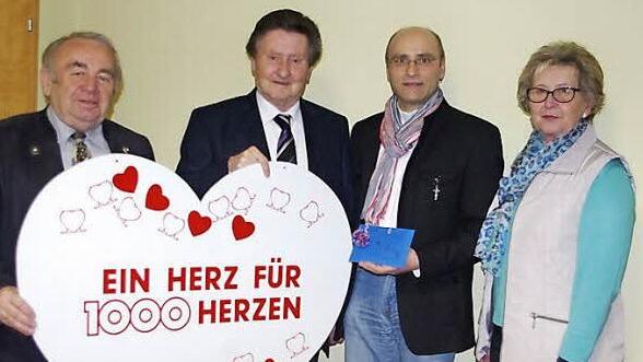 Heinz Hausmann, Gerhard Burkert-Mazur, Pfarrer Joachim Lindner sowie Herta Burkert-Mazur (von links) freuen sich über eine weitere Bommel-Spende von 973 Euro für "1000 Herzen für Kronach". Foto: Hofmann