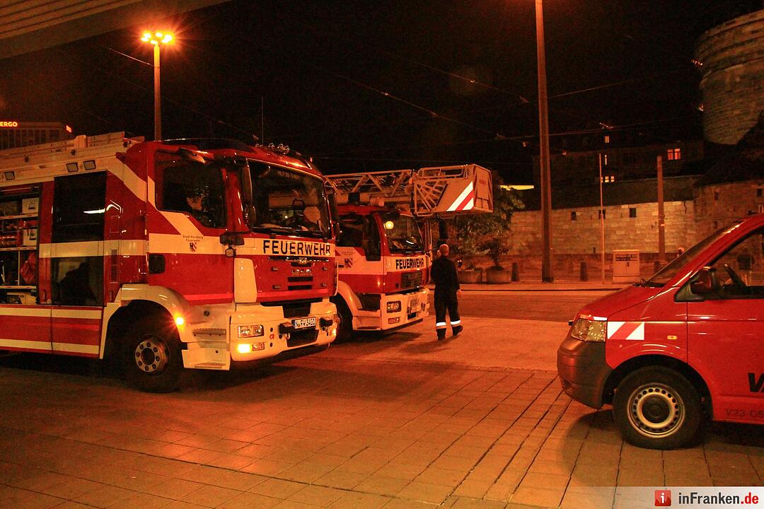 Mann stuerzt am Nuernberger Hauptbahnhof in Gleisbett