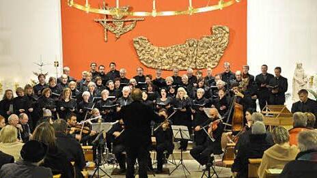Mehrere Ch&ouml;re gestalten das Adventskonzert in der Ebelsbacher Kirche. Unser Bild zeigt die S&auml;nger bei fr&uuml;heren Auff&uuml;hrungen.  Foto: privat/Archiv