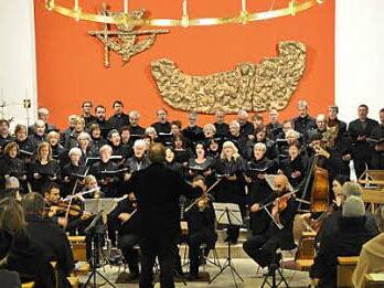 Mehrere Chöre gestalten das Adventskonzert in der Ebelsbacher Kirche. Unser Bild zeigt die Sänger bei früheren Aufführungen.  Foto: privat/Archiv