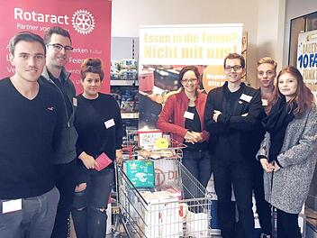 Mit vollem Einkaufswagen (von links): Felix Porkristl, Markus Strunz, Laura Brück, Susanne Fernolendt (Vize-Präsidentin des Rotaract Clubs Franken Hybrid), Simon Hestermann (Präsident des Rotaract Clubs Franken Hybrid), Tim Hartmann und Kristina Böhnlein Foto: Richard Sänger