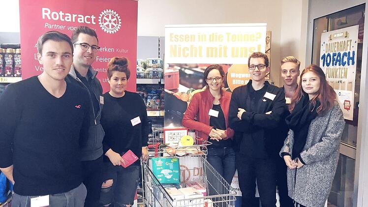 Mit vollem Einkaufswagen (von links): Felix Porkristl, Markus Strunz, Laura Brück, Susanne Fernolendt (Vize-Präsidentin des Rotaract Clubs Franken Hybrid), Simon Hestermann (Präsident des Rotaract Clubs Franken Hybrid), Tim Hartmann und Kristina Böhnlein Foto: Richard Sänger