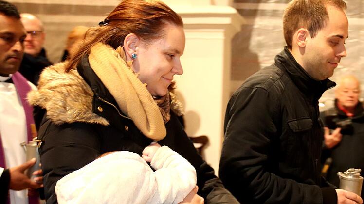 Eine Familie brachte mit ihrem zukünftigen Täufling das Katechumenenöl zum Altar.