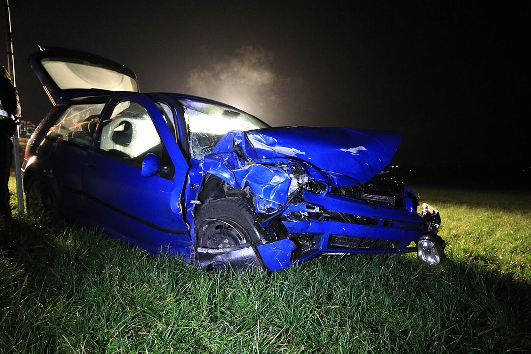 Auto von Straße geschleudert: Zwei Schwerverletzte im Kreis Kronach