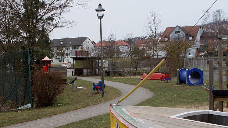 Der offene Fußweg durch den Spielplatz wird durch flotte Radfahrer, aber anscheinend auch als Hundeklo missbraucht.Geiling