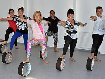 Die Hata-Yoga-Gruppe des SSV Gädheim hat in der alten Schule in Gädheim ein neues Zuhause gefunden. Unser Bild zeigt (von links) Bettina Mäuser, Marina Metz, die Leiterin Micaela Heilboth, Ingrid Wittsack, Marion Kamm und Brigitte Schunk.  Ulrike Langer