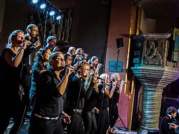 Mitreißender Auftritt vor zahlreichen Zuhörern: "Gospelrock und Band" aus Erfurt beim Gastspiel in St. Georg in Neustadt.Foto: Jochen Berger