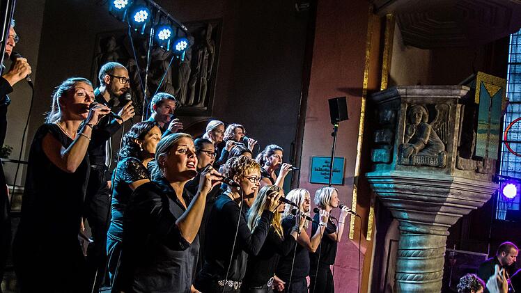 Mitreißender Auftritt vor zahlreichen Zuhörern: "Gospelrock und Band" aus Erfurt beim Gastspiel in St. Georg in Neustadt.Foto: Jochen Berger