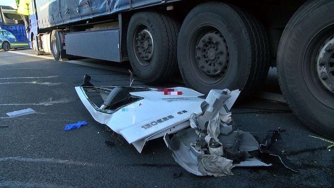 Schwerer Unfall auf A3: Lkw-Fahrer stirbt bei Zusammenprall
