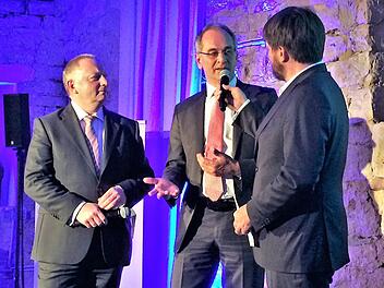 Stefan Winkler (Mitte), Inhaber der Winkler GmbH in Würzburg - hier im Gespräch mit Landrat Thomas Bold (links) und Moderator Sven Schröter - verlagert seinen Firmensitz nach Oerlenbach.  Foto: Lena Pfister