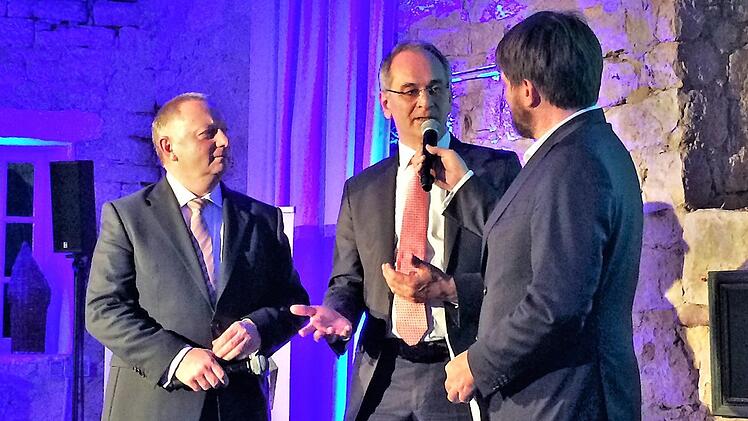 Stefan Winkler (Mitte), Inhaber der Winkler GmbH in Würzburg - hier im Gespräch mit Landrat Thomas Bold (links) und Moderator Sven Schröter - verlagert seinen Firmensitz nach Oerlenbach.  Foto: Lena Pfister