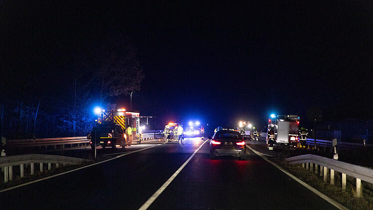 Kleinwagenfahrer wendet auf B4: Familienvater und sechs Kinder haben Gl&uuml;ck im Ungl&uuml;ck