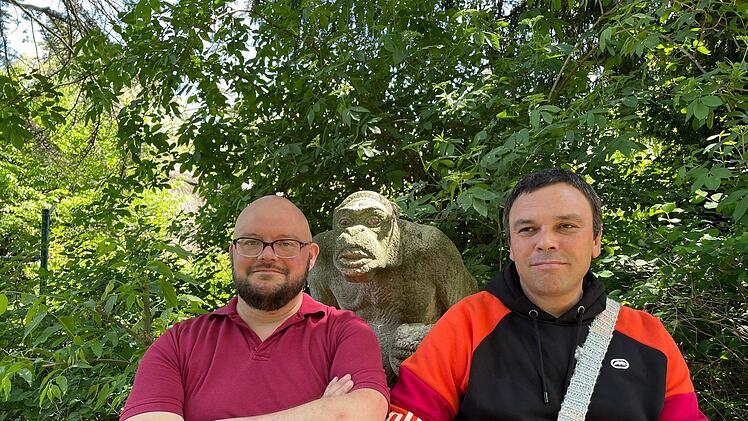 Den Frankfurter Zoo besuchten die Bewohner des Haus' Windsburg. Das Bild zeigt die Bewohne Christian Kre&szlig; (links)  und Emanuel Paul. Foto: Teresa Sch&ouml;neich