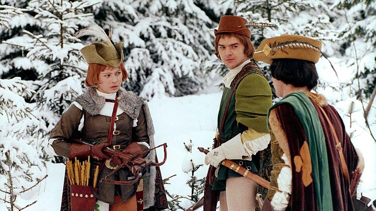 Aschenbrödel (Libuse Safránková) verkleidet sich als Junge, um mit dem Prinzen (Pavel Trávnícek, rechts) um die Wette schießen zu können. Auf den ersten Blick ist sie alles andere als eine Prinzessin ...