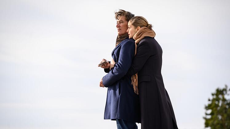 Johann (Tobias Moretti) und Lucia (Valery Tscheplanowa) haben sich in ihr abgelegenes Ferienhaus zur&uuml;ckgezogen.