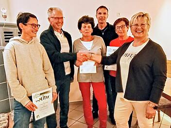Ehrung f&uuml;r langj&auml;hrige Mitgliedschaft in der DJK N&uuml;dlingen (von links): Monika Kunzmann, Werner Sch&auml;fer, Conny Kiesel, Martin Hofmann, Maria Kiesel und Vorsitzende Anita Hofmann.Johannes Kiesel