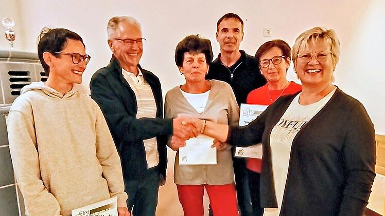 Ehrung f&uuml;r langj&auml;hrige Mitgliedschaft in der DJK N&uuml;dlingen (von links): Monika Kunzmann, Werner Sch&auml;fer, Conny Kiesel, Martin Hofmann, Maria Kiesel und Vorsitzende Anita Hofmann.Johannes Kiesel