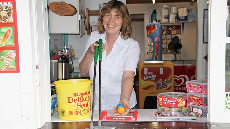 Mary Sopper reicht ihren Gästen Schläger und Bälle.