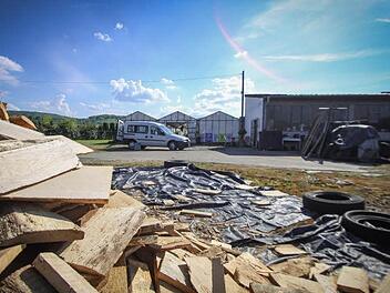 Auf dem Grundst&uuml;ck einer ehemaligen G&auml;rtnerei in Zell am Ebersberg soll nach Pl&auml;nen des Landratsamtes des Landkreises Ha&szlig;berge in Ha&szlig;furt das neue Tierheim entstehen. Foto: Hendrik Steffens