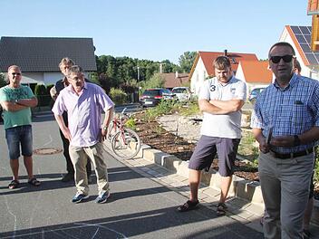 Bei einem Ortstermin schauten sich die Marktgemeinderäte mit Bürgermeister Bernd Steinhäuser (reechts) die Verkehrssituation im Baugebiet "Am Fichtig" in Heubsch an und setzten sich mit den Anwohnern auseinander. Foto: Sonja Adam