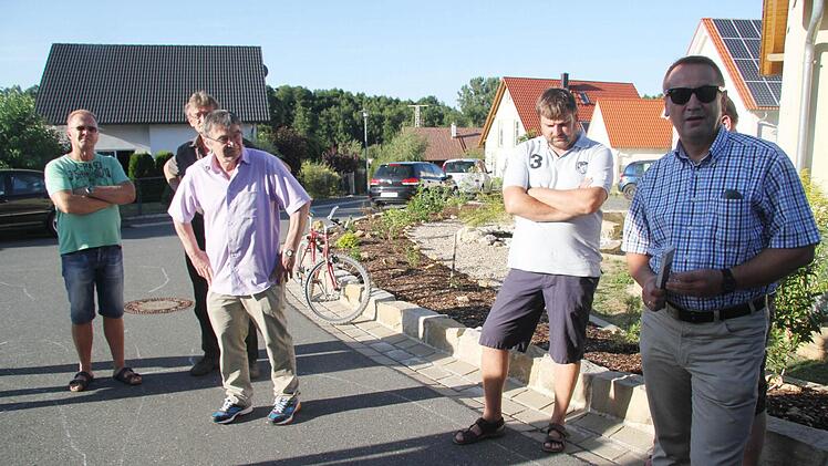 Bei einem Ortstermin schauten sich die Marktgemeinderäte mit Bürgermeister Bernd Steinhäuser (reechts) die Verkehrssituation im Baugebiet "Am Fichtig" in Heubsch an und setzten sich mit den Anwohnern auseinander. Foto: Sonja Adam