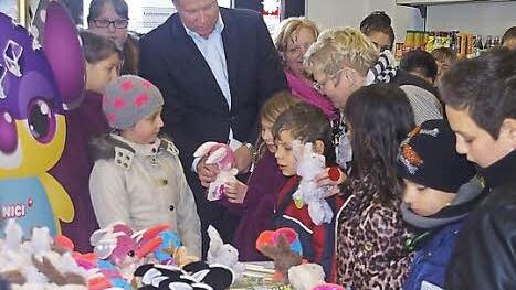 Nici-Gesch&auml;ftsf&uuml;hrer Thomas Pfau (hinten, Mitte) &uuml;berreichte Sozialladen-Leiterin Helga Nickol-L&ouml;ffler und Caritas-Kreisgesch&auml;ftsf&uuml;hrerin Cornelia Thron (von links) die Spielzeuge.  Foto: Sch&uuml;lein