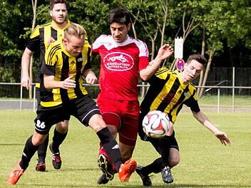 Lassen sich die Staffelsteiner um Spielertrainer Erbil Demirel (Mitte) heute Abend im Meisterschaftsentscheidungsspiel vom TSV Sonnefeld ausbremsen? Am vergangenen Samstag versuchten es hier die Eichaer Stefan Rottmann (links) und Simon Schwesinger.  Foto: Hartmut Klamm