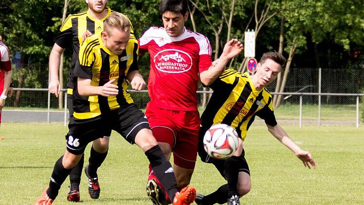 Lassen sich die Staffelsteiner um Spielertrainer Erbil Demirel (Mitte) heute Abend im Meisterschaftsentscheidungsspiel vom TSV Sonnefeld ausbremsen? Am vergangenen Samstag versuchten es hier die Eichaer Stefan Rottmann (links) und Simon Schwesinger.  Foto: Hartmut Klamm