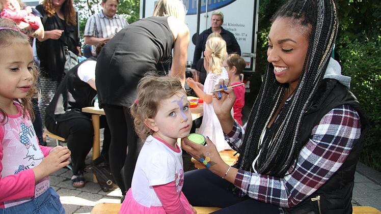 Die Schminkstation war immer umlagert. Vor allem die Mädchen ließen sich in kunterbunte Fantasiegestalten verwandeln.