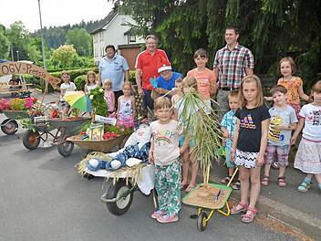 Die Kinder hatten Spaß an den von ihnen und ihren Eltern geschmückten Schubkarren, die nicht mehr an Gartenarbeit erinnerten.  Foto: K.-H. Hofmann