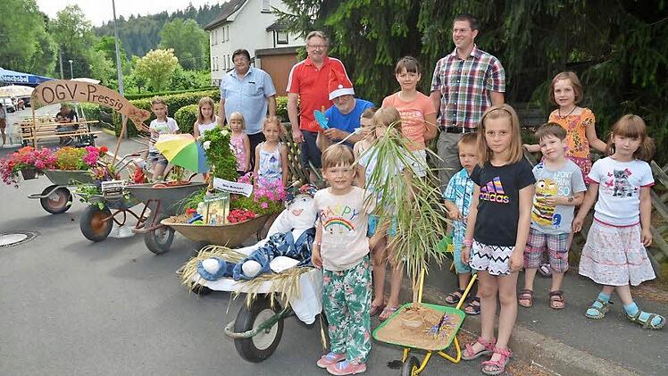Die Kinder hatten Spaß an den von ihnen und ihren Eltern geschmückten Schubkarren, die nicht mehr an Gartenarbeit erinnerten.  Foto: K.-H. Hofmann