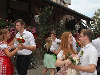 Zwölf Tanzpaare der Ortsjugend wiegten sich bei der Melkendorfer Kerwa im Takt der Musik. Foto: Sonny Adam