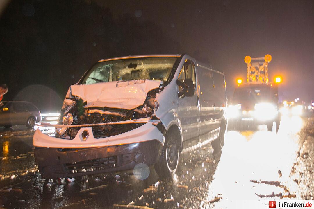 Achsbruch führt zur Vollsperrung – Sieben Fahrzeuge durch herumfliegende Ladung beschädigt