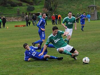 Gleich folgt der Strafstoß-Pfiff: Münnerstadts Lukas Schmittzeh (links) bringt den Riedenberger Philipp Schäfer zu Fall. Foto: ssp