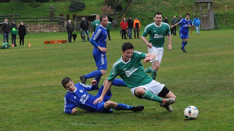 Gleich folgt der Strafstoß-Pfiff: Münnerstadts Lukas Schmittzeh (links) bringt den Riedenberger Philipp Schäfer zu Fall. Foto: ssp