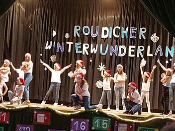 Alle Akteure waren mit Begeisterung und Freude bei den Auftritten beim Weihnachtsturnen des TVU dabei. K.- H. Hofmann