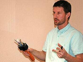 Enrico Meierhof von Reuther NetConsulting zeigte auch, wie ein Glasfaserkabel aufgebaut ist.  Foto: Gabriele Sell