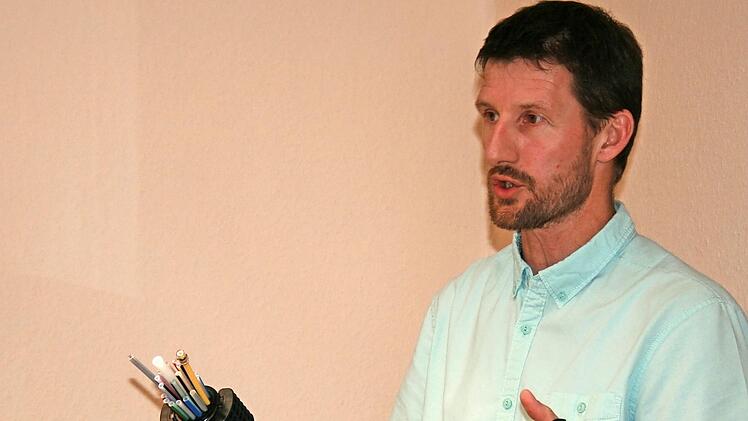 Enrico Meierhof von Reuther NetConsulting zeigte auch, wie ein Glasfaserkabel aufgebaut ist.  Foto: Gabriele Sell