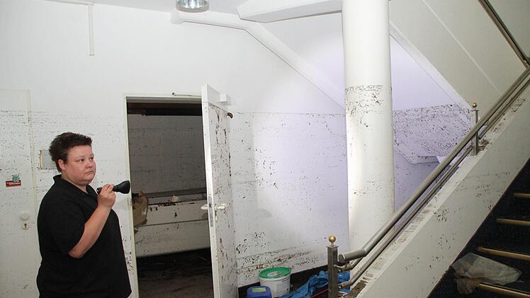 Hotelchefin Silke Götz war entsetzt: Bis 1,90 Meter hoch stand das Wasser im Treppenhaus. Foto: privat