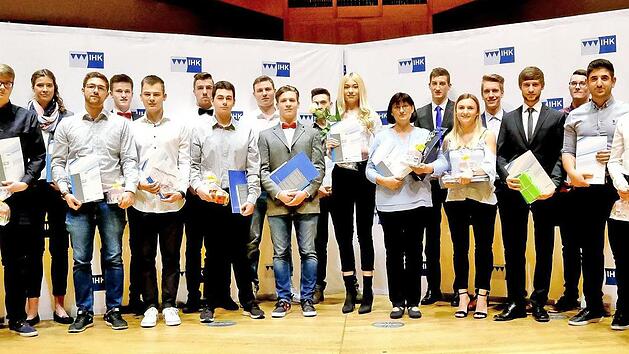 Das Bild zeigt die besten Absolventen der IHK-Abschlusspr&uuml;fung aus dem Raum Bamberg mit (von links) Kuno Eichner, Werkstattleitung integra Mensch, und IHK-Pr&auml;sidentin Sonja Weigand, die allen erfolgreichen Absolventen herzlich gratulierten.  Foto: Torsten Ochs