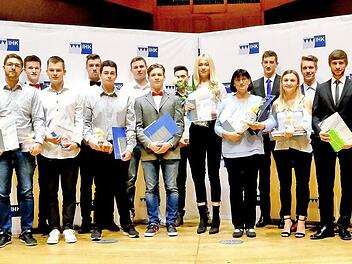 Das Bild zeigt die besten Absolventen der IHK-Abschlussprüfung aus dem Raum Bamberg mit (von links) Kuno Eichner, Werkstattleitung integra Mensch, und IHK-Präsidentin Sonja Weigand, die allen erfolgreichen Absolventen herzlich gratulierten.  Foto: Torsten Ochs
