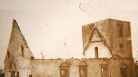 Eine Ruine! Im April 1945 wurde die Vorgängerkirche aus dem 17. Jahrhundert total zerstört.  Repro: Pfarramt Holzhausen/Albin Schorn