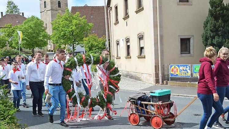 Fleißige Kerwasburschen und -madli in Etzelskirchen: Der Kranz für den Kerwasbaum ist schon fertig geschmückt.  Fotos: Larissa Händel