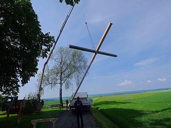Zimmerer Christian Kohlhepp installierte rechtzeitig das mächtige Holzkreuz mit dem Baukran. Foto: Gerd Schaar