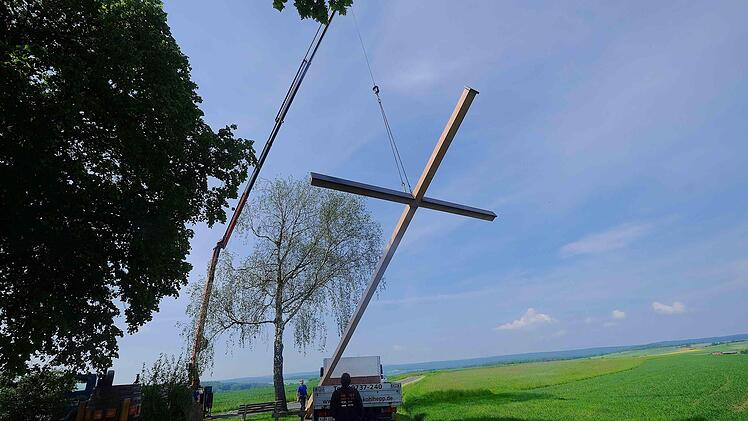 Zimmerer Christian Kohlhepp installierte rechtzeitig das mächtige Holzkreuz mit dem Baukran. Foto: Gerd Schaar