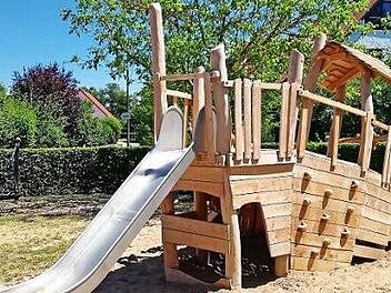 Der Spielplatz Gründeläckerstraße in Dormitz ist mit einem Piratenschiff, das die Kinder sich selbst aussuchen durften, neu gestaltet worden.  Foto: Karl Heinz Wirth