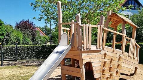Der Spielplatz Gründeläckerstraße in Dormitz ist mit einem Piratenschiff, das die Kinder sich selbst aussuchen durften, neu gestaltet worden.  Foto: Karl Heinz Wirth
