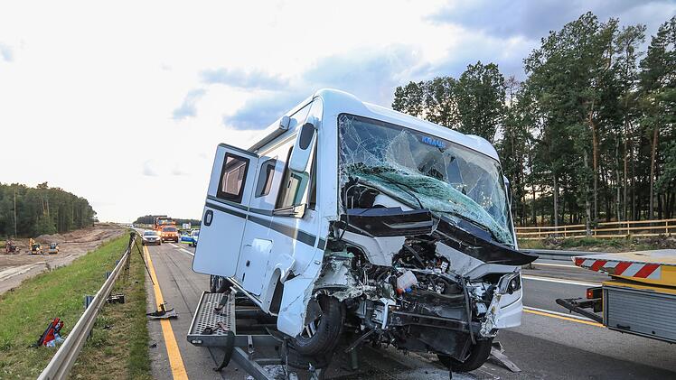 Karambolage auf Autobahn: Auto bleibt in Wohnmobil stecken