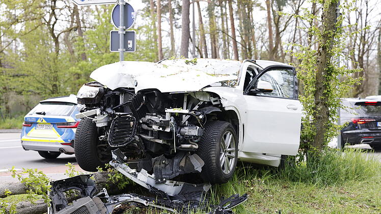 Feuerwehr befreit BMW-Fahrer nach Unfall aus Auto