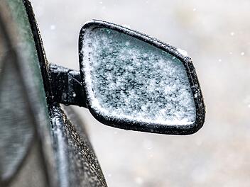 Unfall A93: Totalschaden und Verletzungen durch Straßenglätte